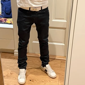 Hugo Boss Jeans - Säljer ett par snygga, väldigt mörkblå jeans från Hugo Boss. Jeansen har en slim passform i storlek W30 L34. De har inga defekter. Skriv gärna om du har en fråga🙌