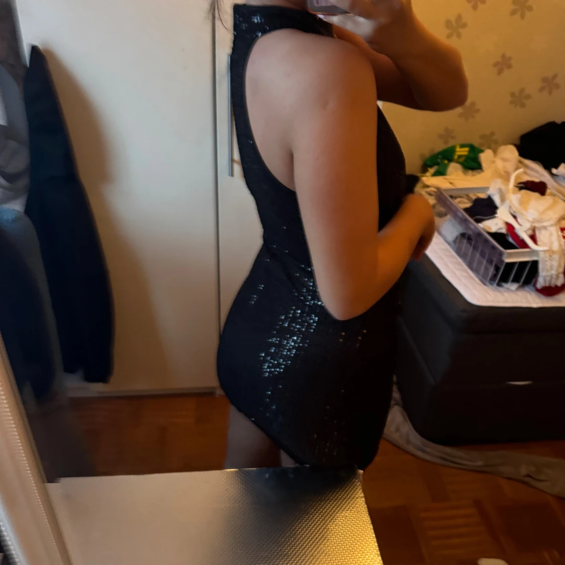 Svart glittrig halterneck klänning - 2