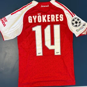 Gyökeres Arsenal Fotbollströja - Helt ny Gyökeres Arsenal Fotbollströja. Finns i storlek S och L.