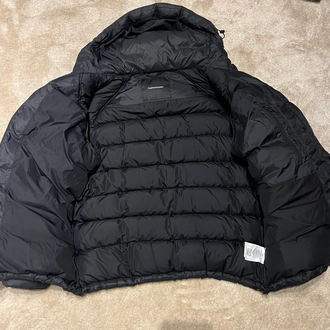 Svart dunjacka från Peak Performance - 1