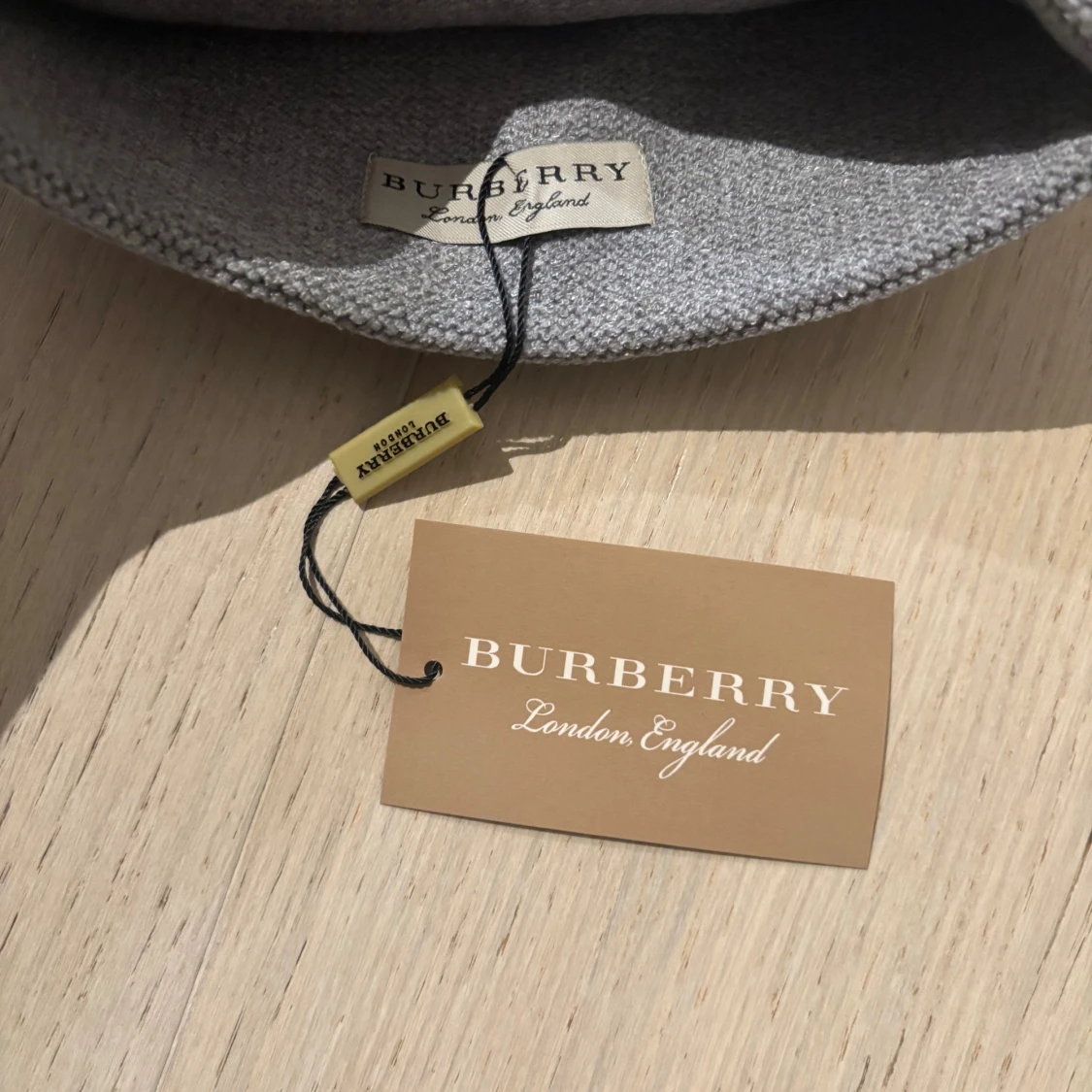 Grå Burberry mössa  - 2