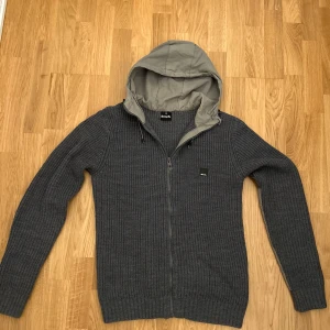 Stickad cardigan - Massimo dutti liknande stickad cardigan som är perfekt inför det kallare dagarna. Storlek S, inga defekter förekommer. För mer frågor eller funderingar är det bara att höra av sig!