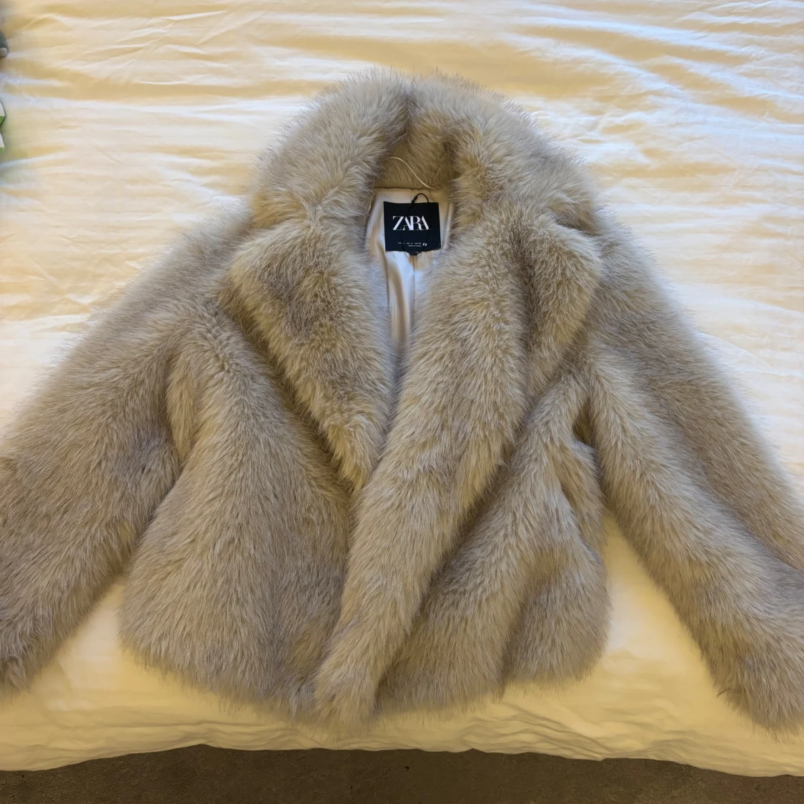 Beige pälsjacka från Zara - 4