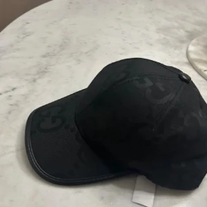 Svart keps - Kom privat för mer info!!