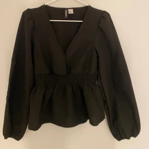 svart blus  - säljer denna svarta blusen från hm, inge defekter❤️