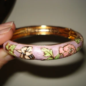 Cool bangle - Bangle med fina detaljer från märket Jiu Long Xing, aldrig använt