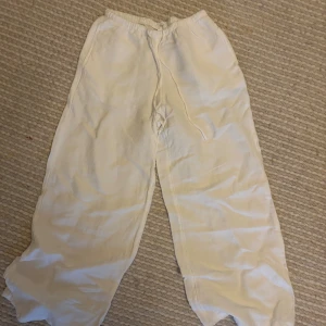 Vita linnebyxor med snörning XS - Säljer ett par vita linnebyxor från Lily Beach i storlek XS. Byxorna har bred resår i midjan och snörning för extra komfort. De är raka och har en loose passform, perfekta för chill dagar eller när du vill ha en avslappnad stil.