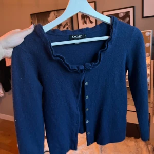  kofta från DKNY  - Supersöt mörkblå kofta från DKNY🥰. Den är i storlek S👍❤️ ställ gärna frågor🥰