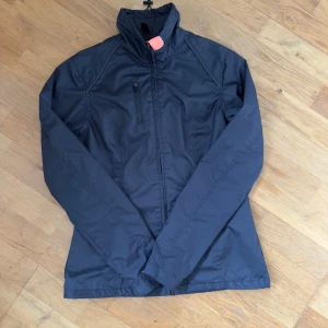 Svart vindjacka  - Svart vindjacka från hm i storlek xs. Mycket bra skick.