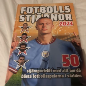 Fotbollsstjärnor 2023 - Upptäck världens 50 bästa fotbollsspelare! Fylld med coola bilder, fakta och statistik om målvakter, försvarare, mittfältare, anfallare och talanger. Perfekt för dig som älskar fotboll och vill veta allt om dina idoler!