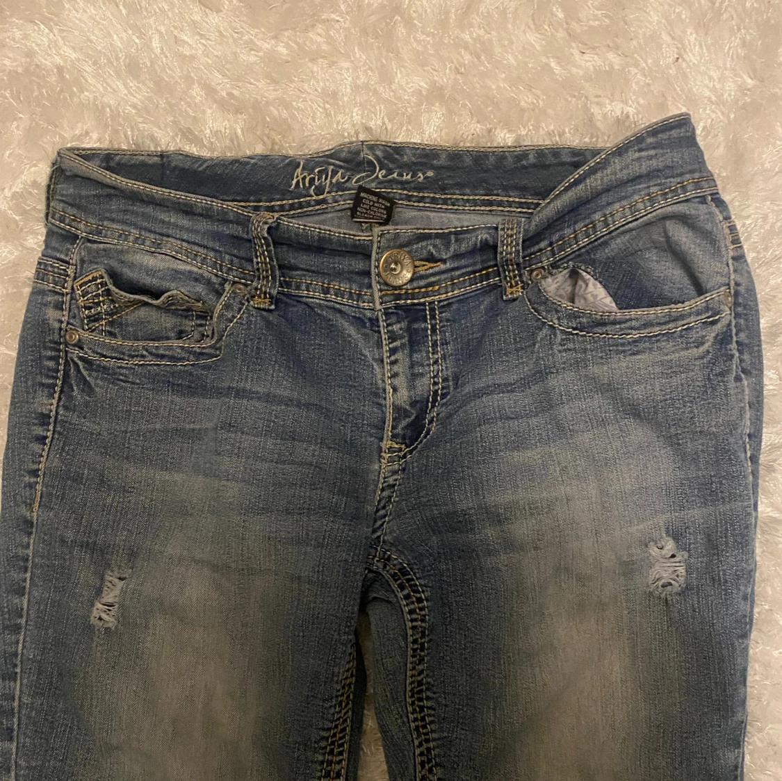 Ariya blå jeans med broderade fickor - 1