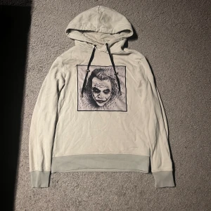 Beige hoodie från limitato - Snygg beige hoodie från limitato