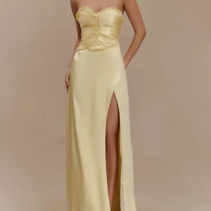 Ljusgul balklänning från meshki - Superfin ljusgul balklänning från meshki❤️