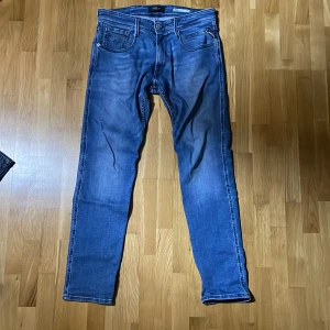 Ljusblå replay jeans - Ljusblå anbass w31L30. Näst intill nya, legat i garderoben! Inga defekter och schysst tvätt! Skriv pm vid frågor! Midja 39cm längd 97cm