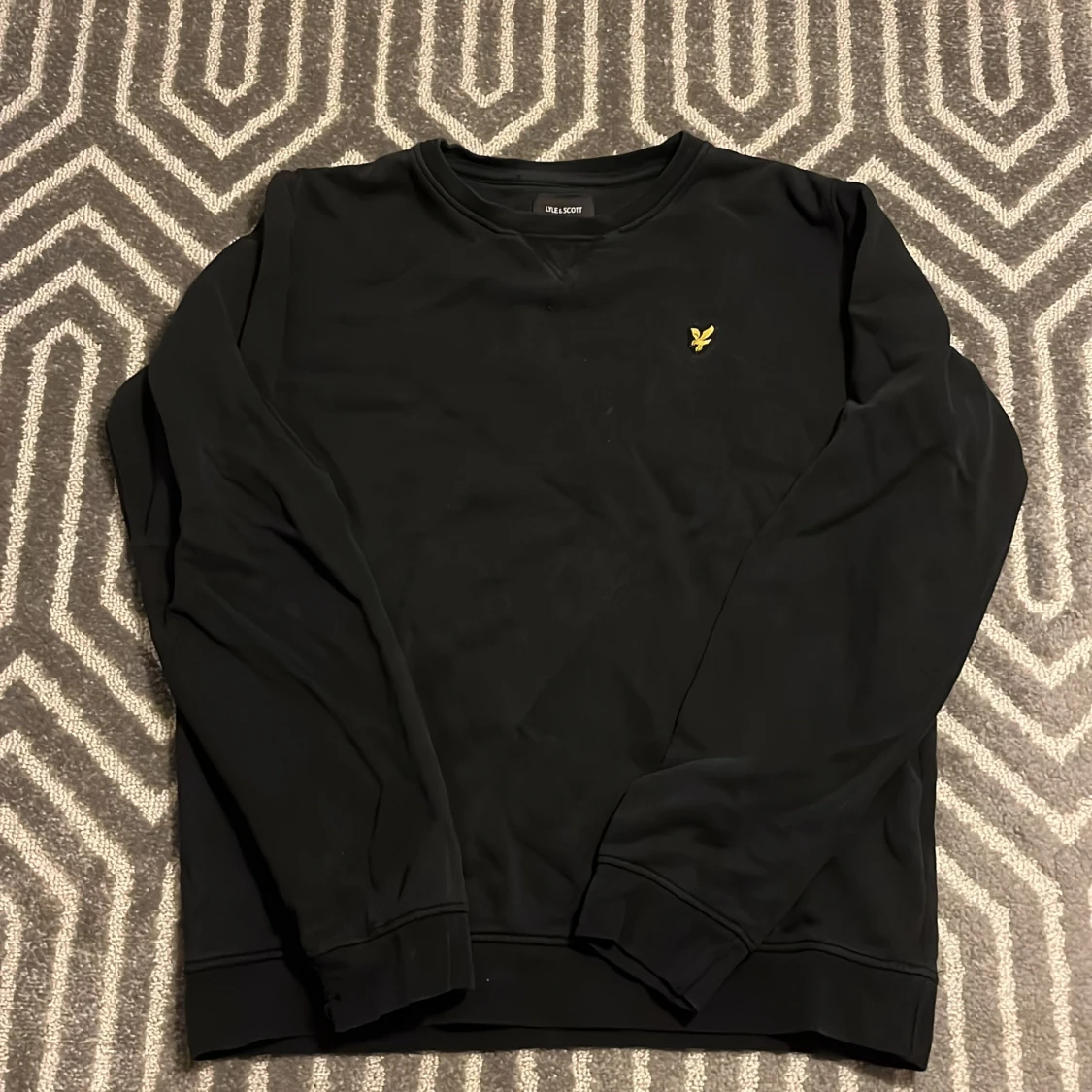 Svart sweatshirt från Lyle & Scott