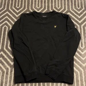 Svart sweatshirt från Lyle & Scott - Clean, svart sweatshirt från Lyle & Scott. Inga defekter. Tveka inte på att skriva ifall du undrar nåt!✨