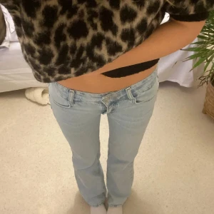 Ljusblå baggy jeans låg midja - Säljer ett par ljusblå jeans med lite baggy och låg midja. Är från weekday. Pris kan sänkas 