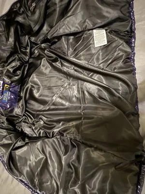 Mörkblå pufferjacka från Polo Ralph Lauren - Snygg mörkblå pufferjacka från Polo Ralph Lauren med glansig finish. Jag fick den av mina föräldrar som var i USA och de visade sig att jackan är lite för stor för mig. Jag har inte använt jackan men än för prövningen. Jag har lite svårt o returnera jackan då den är köpt i USA. PRISET GÅR ATT DUSKETERA!🤗