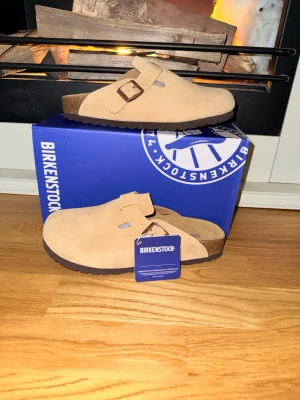 Birkenstocks - Säljer nu dessa helt nya birkenstocksen i strl 38. De är i modellen Boston BS narrow fit och färgen camel. Perfekt nu att ha inomhus till de kallare dagarna. Bara att skriva ett meddelande vid intresse!