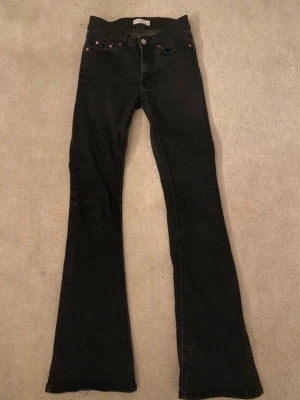 Bootcut jeans  - Snygga jeans ifrån Gina och sitter perfekt! De har några fläckar som syns på bilderna men därför så säljer jag dom för lite billigare! Passar mig perfekt som är 1,64💕
