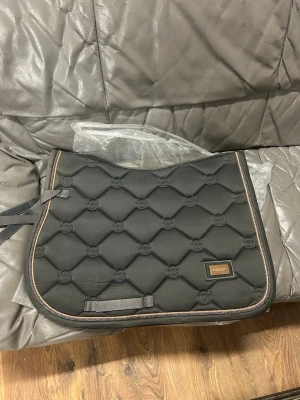 Equestrian Stockholm Set - Supersnygga schabrak i färgen grå med rosé detaljer. Endast använd vid få tillfällen så fortfarande i super fint skick! Storlek full.  Nypris huva 499:- Nypris schabrak 899:-