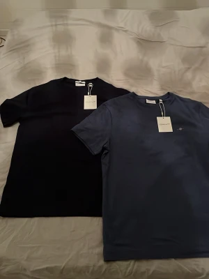 Helt nya gant tröjor - Två sprillans nya gant t-shirts i storlek s. De är helt nya fick dessa i julklapp men de passade ej mig. Skriv vid minsta fundering! (De går även att köpa en separat)