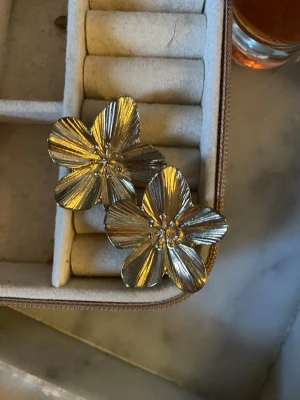 Stockholmsstil örhängen💞 - Guldiga örhängen som är formade som blommor!🌸 Dom är i mycket bra skick, jag har bara använt dom ett fåtal gånger. Jag vet inte var dom är ifrån för att jag fick dom från en kompis💞💞