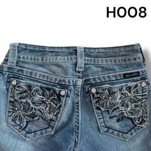 Miss me jeans  -  Midja i W 25, midja 33 cm, ytterben 98 cm och innerben 79 cm. Lite slitna längst ner vid hälen visas på bilder. Skriv för fler bilder och funderingar!