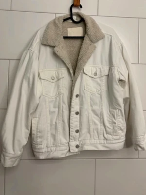 Vit teddyjeansjacka från &Denim S - it jacka med foder (ej i ärmar). I använt men fint skick! Har blivit lite beige kanterna på ärmarna vilket visas på bilden, inget som syns så tydligt💕💕