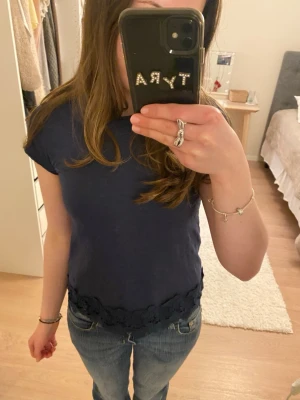 T-shirt med spetsdetaljer från Hampton Republic - Säljer denna fina t-shortsen från Hampton Republic. Har fina spetsdetaljer längst ned. I fint skick! I storlek 146/152, men passar även XS/S