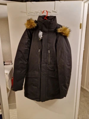 Oanvänd Dun Vinterparkas Storlek XS/S - Helt ny i dun. Storlek XS men kan även passa som S enligt mig. Nypris 1999 kr. Mitt pris 1500 kr. Inga bud, byten eller returer. Ansvarar inte för postens slarv