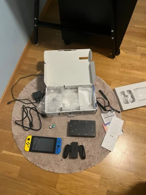 Fortnite limited edition Nintendo switch - Ett Fortnite limited edition Nintendo Swish som är blått och gult med små Fortnite figurer på konsolen. Du får INTE med skinet. Väldigt sällsynt och funkar som nytt. Har några märken men den funkar alldeles utmärkt. Folk säljer detta för hela 14000kr vi kan diskutera pris.