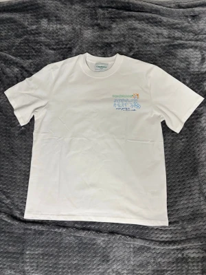 Vit Casablanca t-shirt - Säljer en vit t-shirt från Casablanca i storlek M. Nyskick - aldrig använd. Pris går att diskutera!