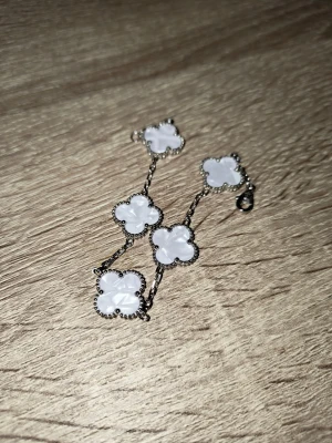 Jewlyery - One size. Never used. In perfect condition, coms whit everything. Feel free to ask anything