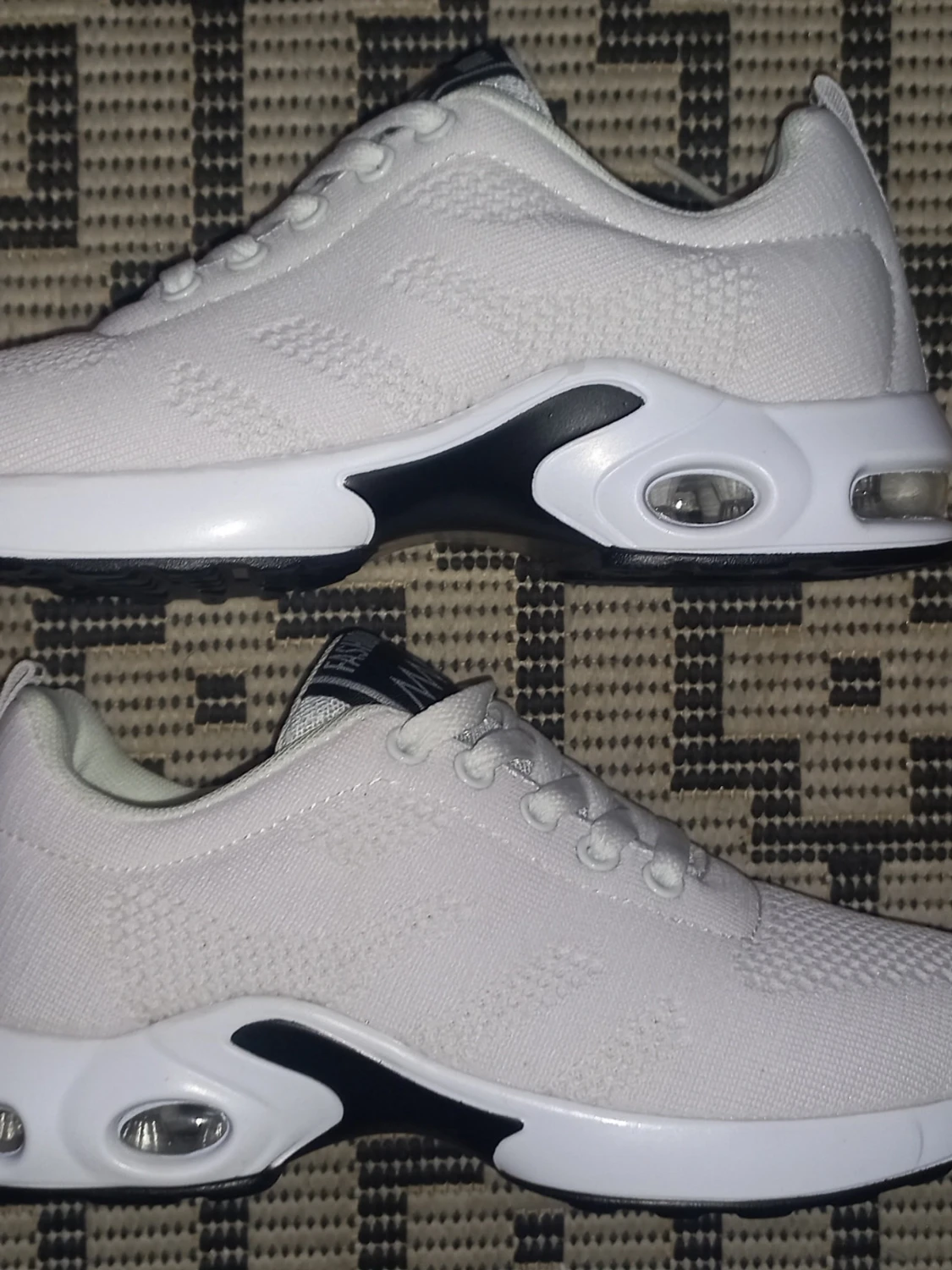 Helt nya vita sneakers stl 35 med superbekväm anti-halk sula och andningsbart material