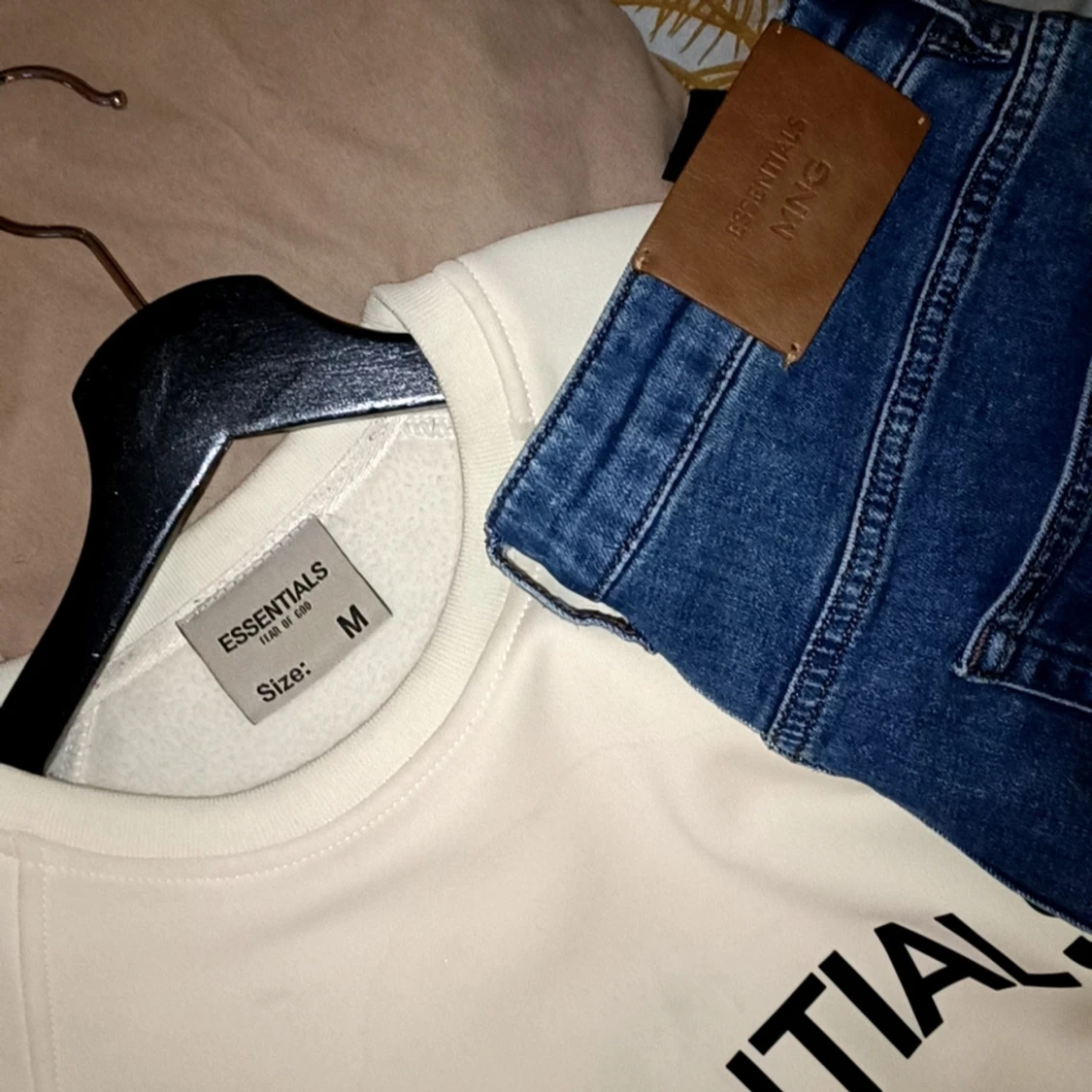 Beige Essentials sweatshirt i medium - 3