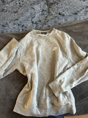 Grå Nike crewneck  - En stilren grå crewneck från Nike i superfint skick!Priset är diskuterbart 