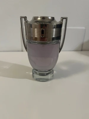 Stilren parfym i cool design - Parfym från Paco Rabanne i en unik och sportig flaska som sticker ut i badrumsskåpet. Perfekt för dig som vill ha något annorlunda och trendigt. Volym och ingredienser syns ej på bilderna. Minst 95% kvar 