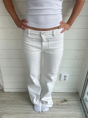 Vita jeans  - Vita vida jeans i storlek XS. Midja rakt över: 36 cm inneben: 80 cm