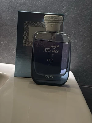 Rasasi Hawas Ice 100ml - Fräsch Eau de Parfum för killar från Rasasi. Ingredienser: alkohol denat., parfum, aqua, limonene, coumarin, linalool, citronellol, geraniol, alpha-isomethyl ionone, citral, cinnamal, ethylhexyl methoxycinnamate, butyl methoxydibenzoylmethane, ethylhexyl salicylate. Tillverkad i Dubai, UAE.