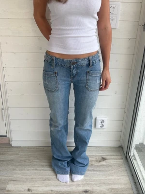 Ljusblå jeans - Ljusblå jeans från only men coola bakfickor. Storlek XS-S. Midja rakt över: 37 cm inneben: 84 cm