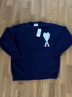 Ami Paris tröja - Säljer en snygg mörblå Ami Paris tröja i storleken S. Den är I fint skick endast testad. Meddela gärna om du är intresserad 