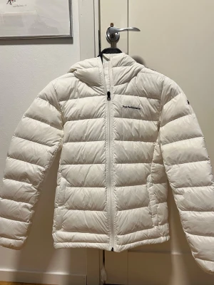 Peak Performance jacka  - Säljer denna jacka från peak performance. Den jag använts ett fåtals gånger. Denna modell ligger i nypris kring ungefär 2000-3000kr. 