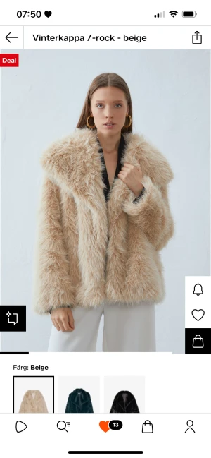 Beige pälsjacka från Anna Field - Säljer en fluffig och oversized beige pälsjacka från Anna Field. Jackan har bred krage, lång ärm och är tillverkad i mjukt fuskpälsmaterial. Aldrig använd. Nypris: 899 kr
