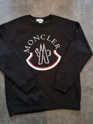 Svart sweatshirt från Moncler -  Oanvänd! Är lite tajt i storleken funkar även för medium.