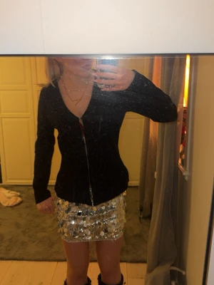 Svart v-ringad kavajaktig tröja från veromoda - Säljer en svart v-ringad kavajaktig tröja, köpt på veromoda, kavajen går att knäppa o knäppa upp längst hela framsidan och är lite figursydd i midjan, passar vid utgång eller till vardags nypris 550🫶🏼