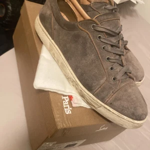 Bruna mocka sneakers Christian Louboutin - Säljer Christian Louboutin skor. De är använda därav priset men fungerar fortfarande. Kom med frågor!