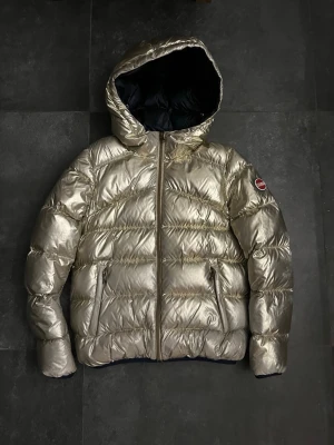 Colmar pufferjacka - Colmar pufferjacket i använt skick, lite sliten i färgen på vissa ställen och finns liten defekt på sista bilden, annars bra skick