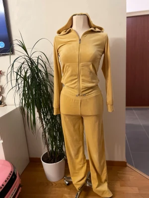 Velour set  - Matchande set säljes utan snoddar 