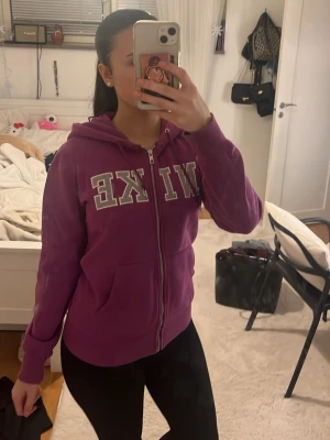 Nike Hoodie - Riktig snygg VINTAGE zipup hoodie från Nike. Använt några gånger men fungerar utmärkt i skicket! 💜